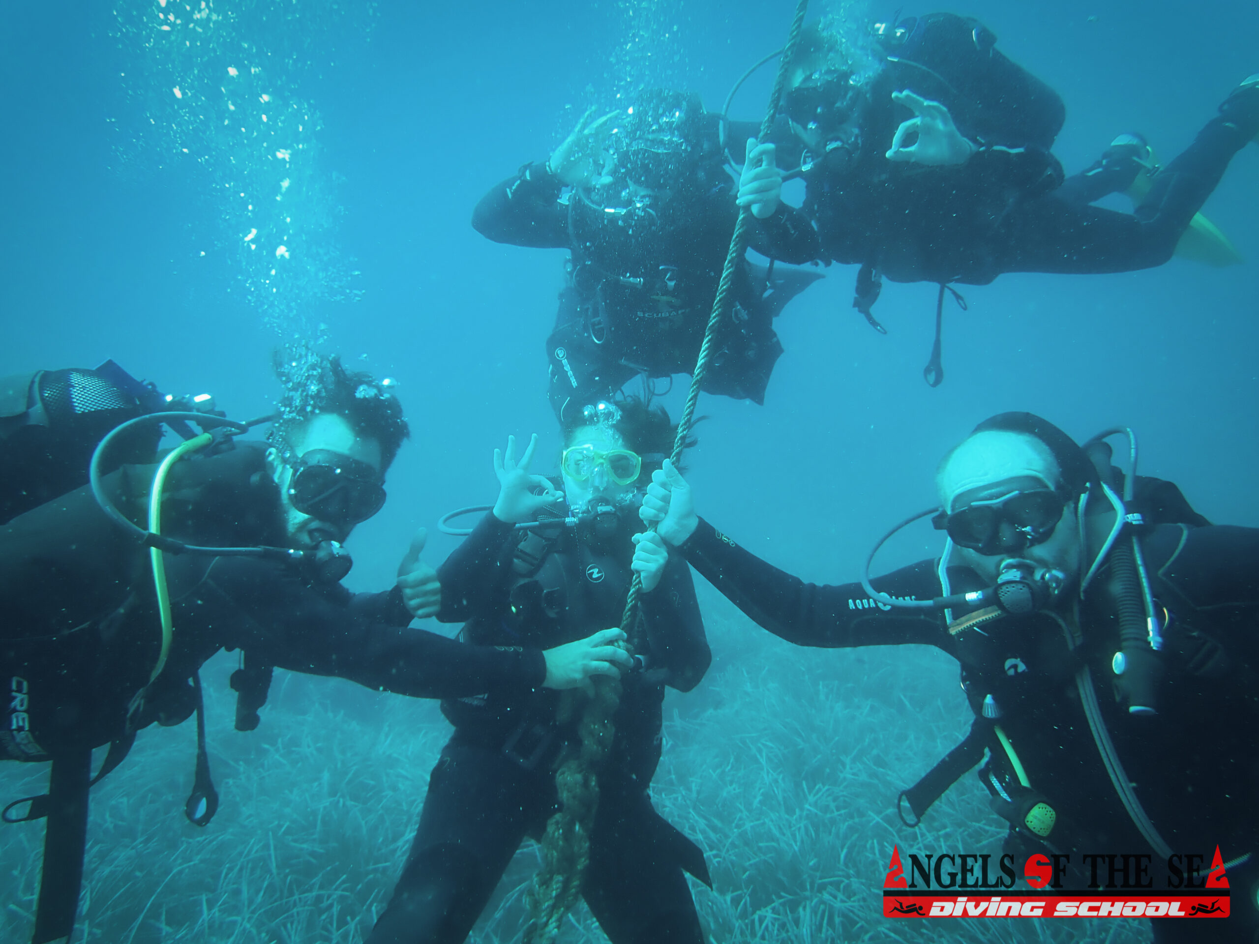 Buceadores de Angels Of The Sea durante una inmersión