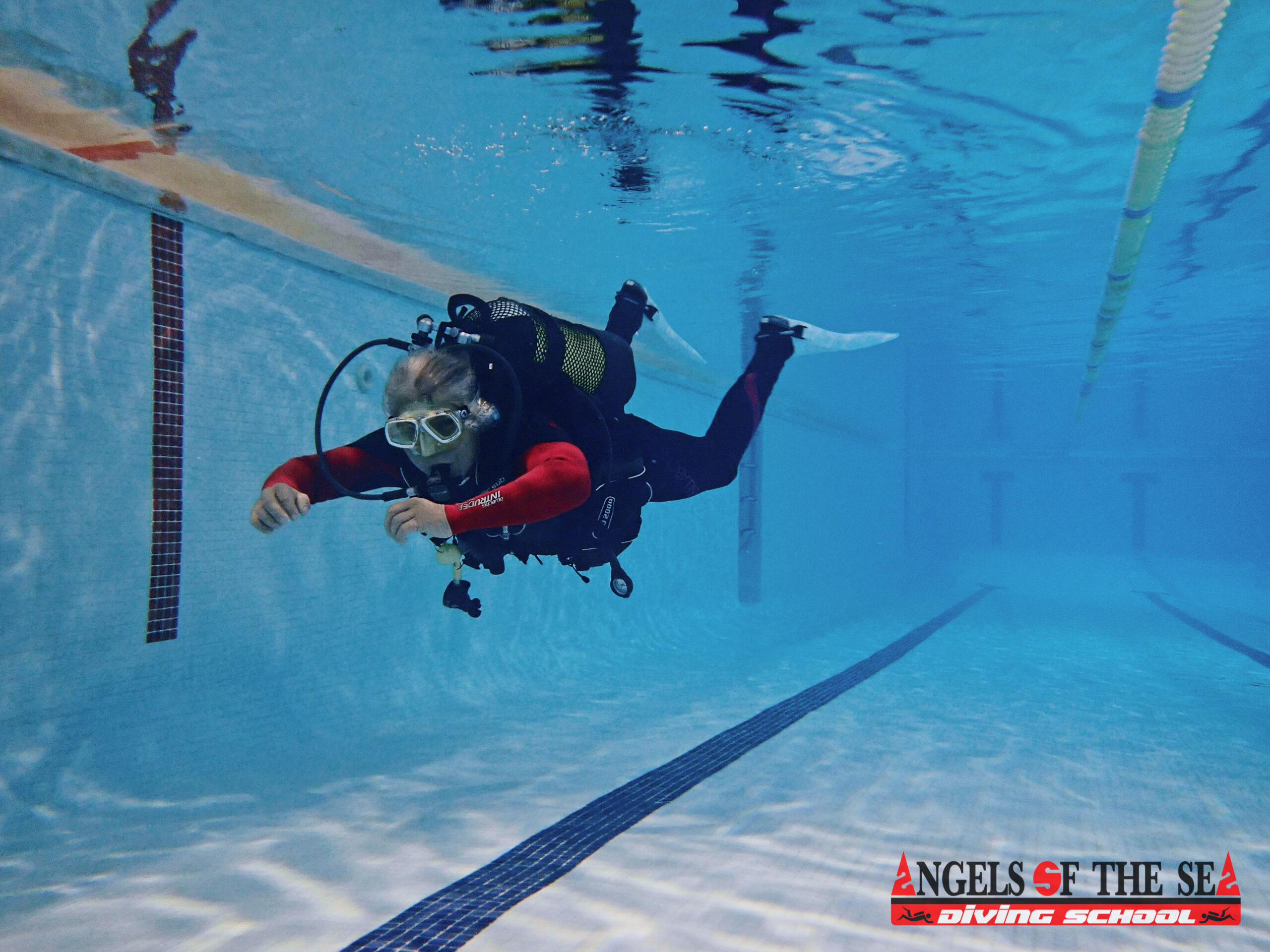 Entrenamiento de buceo en piscina con Angels Of The Sea